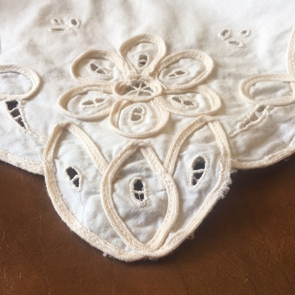 Battenberg lace NWOT square cottagecore small 33” x 33” topper tablecloth - Picture 4 of 15